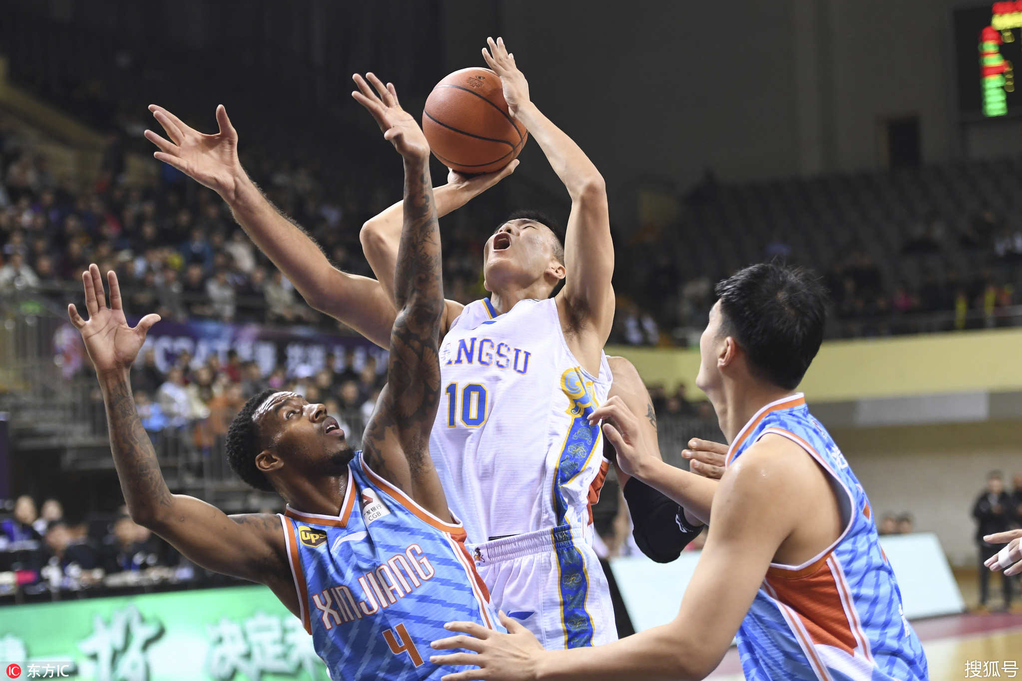 新疆队险胜步行者，霍勒迪带队取胜