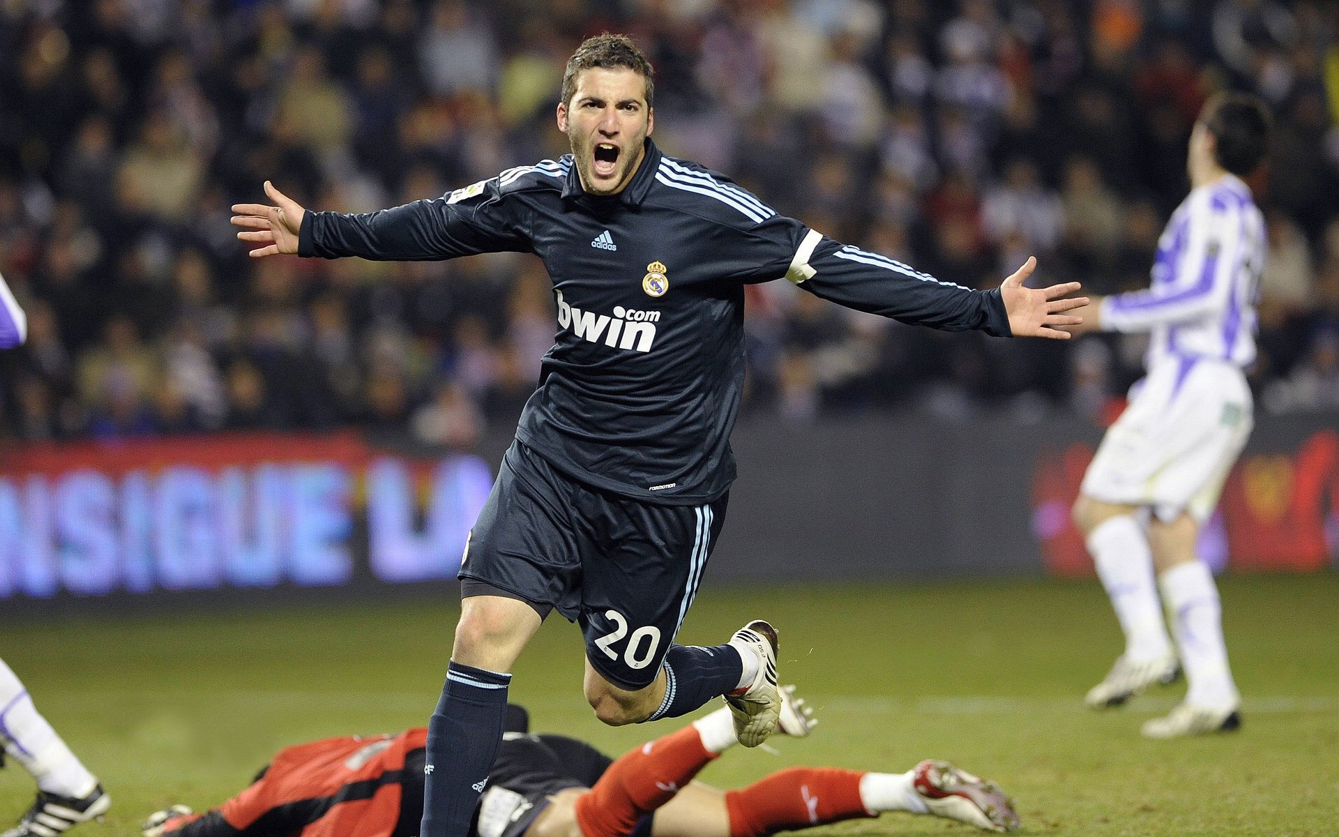 世界杯2026-阿尔卑斯山巅的绝响，当梅西的魔笛，在维也纳奏响蓝衣军团的命运交响曲